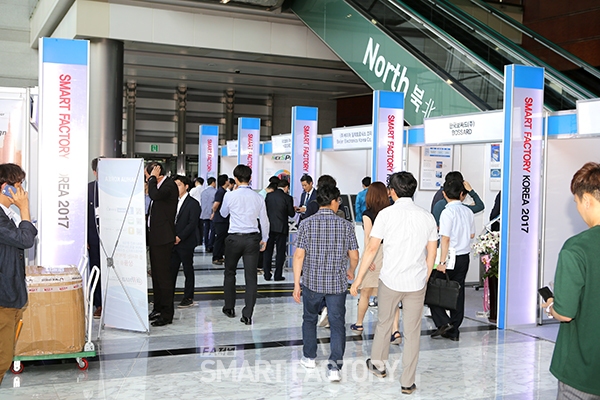  참관객들이 스마트 팩토리 관련 최신 기술 및 솔루션을 직접 체험할 수 있도록 강연장 밖에 마련된 전시장 [사진=FA저널 SMART FACTORY]