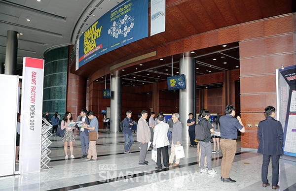 지난 6월 8일 서울 코엑스 그랜드볼룸에서 개최된 '2017 국제 스마트 팩토리 엑스포 & 컨퍼런스'에 많은 참관객들이 방문해 성황리에 진행됐다. [사진=FA저널 SMART FACTORY]