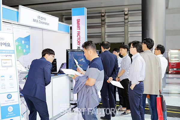 참관객들이 강연 브레이크 타임을 이용해 전시 부스에서 설명을 듣고 있다. [사진=FA저널 SMART FACTORY]