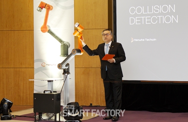 한화테크윈 신현우 대표가 HCR-5에 대해 발표하고 있는 모습 [사진=한화테크윈]