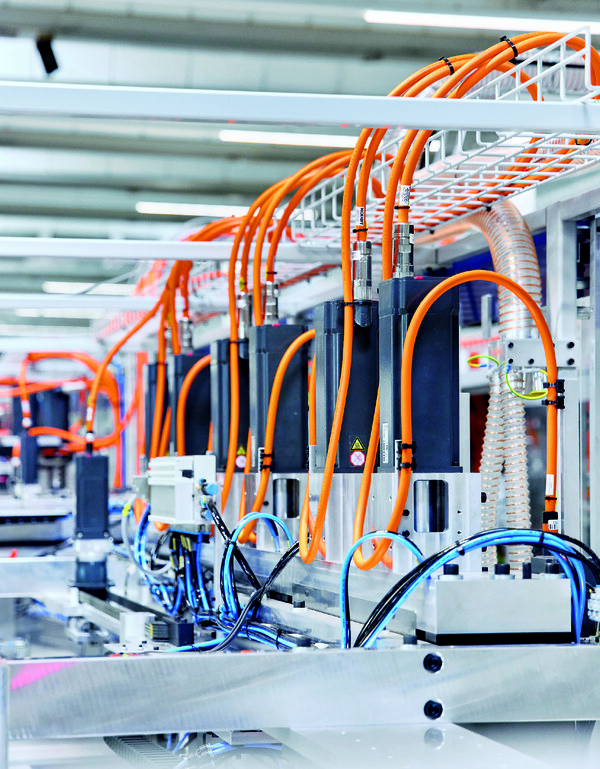 수많은 AM8000 서보 모터에 의해 매우 역동적이고 정밀한 프로세스 시퀀스가 보장된다. [사진=Beckhoff]" height="769" loading="lazy