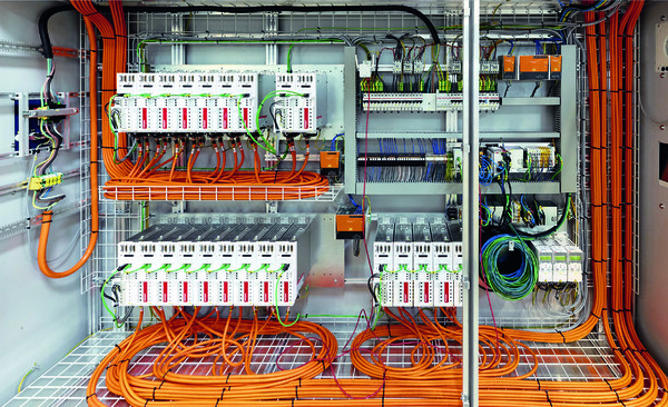 AX5000 서보 드라이브는 원 케이블 기술(OCT)을 통해 설치 공간을 절약하는 이점을 제공하며, 특히 많은 모션 축을 가진 시스템에서 더욱 유용하다. [사진=Beckhoff]" height="366" loading="lazy
