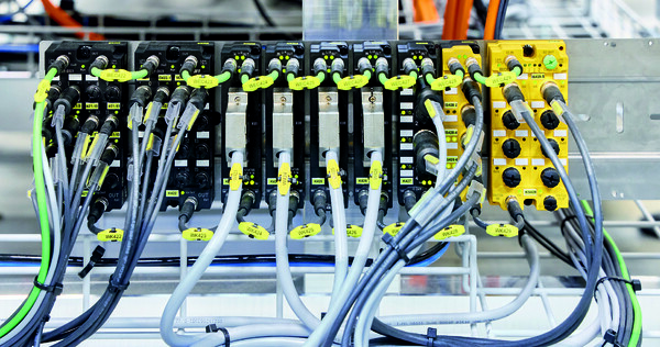 Durrer는 EP 시리즈의 분산형 EtherCAT 박스 모듈을 사용해 FOURCUT/WIRO 500에서 신호의 약 98%를 기록한다. 이를 통해 회사는 조립 공간을 효율적으로 사용하고, 시스템을 일관되게 모듈화하며 배선 작업을 최소화할 수 있다. [사진=Beckhoff]" height="316" loading="lazy