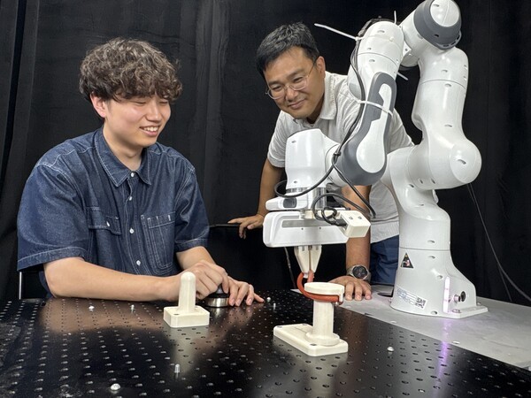 사진 왼쪽부터 송민석 석사과정, 박대형 교수 [사진=카이스트]