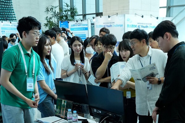 포스코DX 전국 청소년 AI 창의 경진대회에서 시각장애인의 횡단보도 보행을 돕는 신호 연장 시스템을 개발한 참가자가 시연을 보이고 있다. [사진=포스코DX]" height="400" loading="lazy