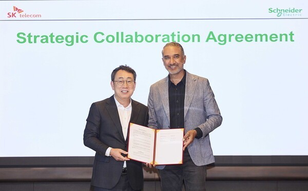 사진 왼쪽부터 SKT 유영상 CEO, 슈나이더일렉트릭 판카즈 샤르마 시큐어파워 및 서비스 총괄 사장 [사진=슈나이더일렉트릭]" height="373" loading="lazy