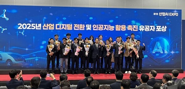 인터엑스 박정윤 대표가 지난 3일 ‘산업 AI 엑스포 2025’에서 ‘산업 디지털 전환 및 인공지능 활용 촉진 유공’으로 산업통상자원부 장관상을 수상했다. [사진=인터엑스]" height="290" loading="lazy