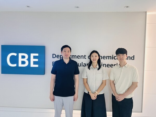 사진 왼쪽부터 김지한 교수, 강신영 박사과정, 김영훈 박사과정" height="450" loading="lazy