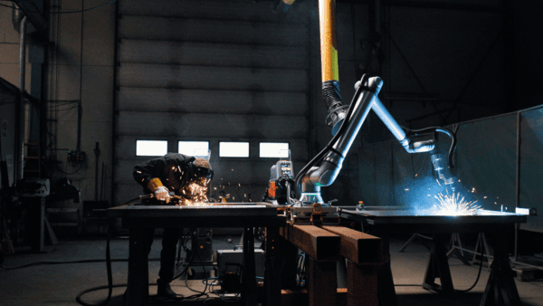 UR8 Long은 공간 제약이 심한 용접 작업에 최적화된 차세대 협동로봇이다. [사진=유니버설로봇]" height="338" loading="lazy