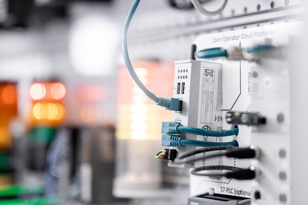 귀델의 첫 IoT 제품은 로봇 구동 축과 갠트리용 롤러 상태 모니터링(RCM)이다. RCM은 캐리지에 설치된 평가 장치가 속도 대비 진동 데이터를 수집·분석하고 이를 제어 캐비닛에 설치된 netFIELD Compact 엣지 게이트웨이로 전송한다. [사진=힐셔]