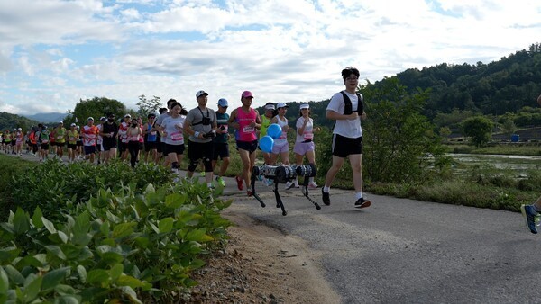 함께 뛰고 있는 라이온로보틱스의 라이온 [사진=KAIST]" height="338" loading="lazy