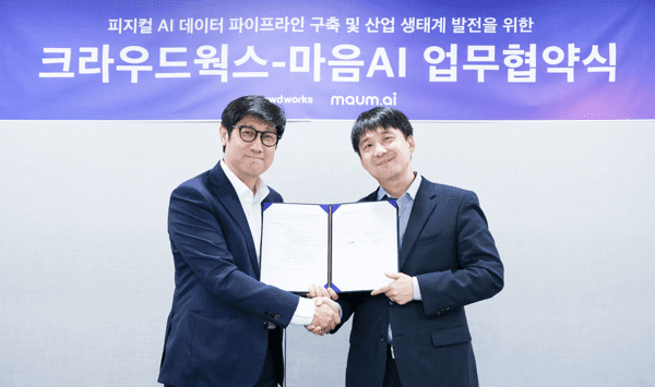 사진 왼쪽부터 크라우드웍스 김우승 대표와 마음AI 최홍섭 대표가 기념사진을 찍고 있다. [사진=크라우드웍스]" height="355" loading="lazy