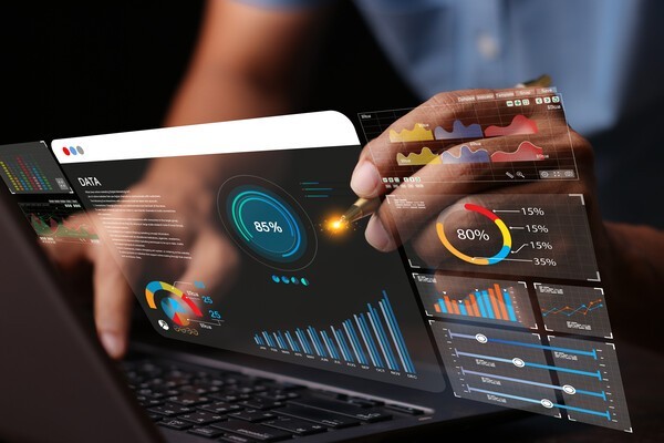 한국지멘스 스마트인프라 빌딩사업부 최진석 이사는 설비상태 데이터를 기반으로 고장 징후를 사전에 포착해 선제적으로 대응하는 방식으로, 다운타임을 줄이고 제품 무결성과 GMP 규제 준수를 지키며 운영 비용까지 절감할 수 있다고 설명했다. [사진=gettyimage]