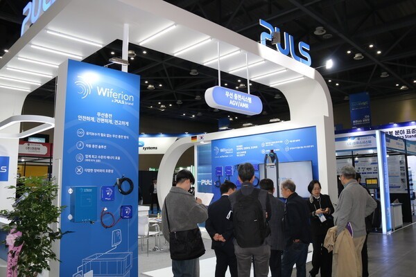 2025 로보월드 펄스 부스에서 참관객들이 AMR 무선충전 솔루션에 많은 관심을 보이고 있다. [사진=인더스트리뉴스]