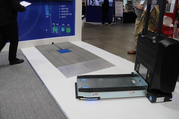 펄스와 오므론은 현장에서 직접 무선충전 기반 AMR 솔루션을 시연했다. [사진=인더스트리뉴스]