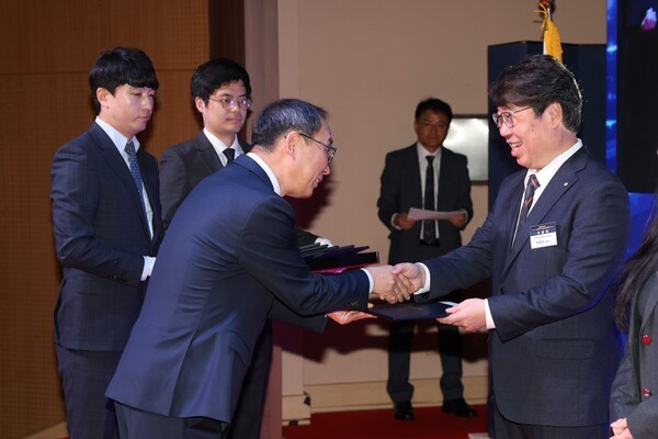 사진 오른쪽 엠아이큐브솔루션 박문원 대표 [사진=엠아이큐브솔루션]