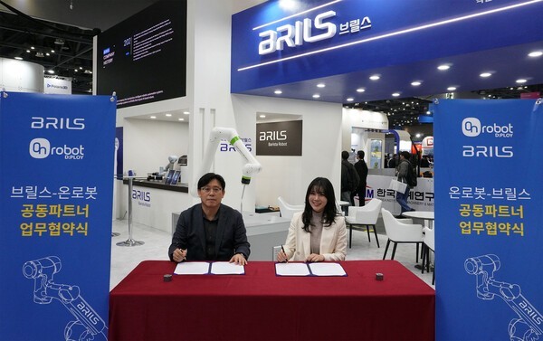 사진 왼쪽부터 브릴스 최찬휘 생산기술본부장, 온로봇 김주연 한국지사장 [사진=브릴스]<br>" height="377" loading="lazy