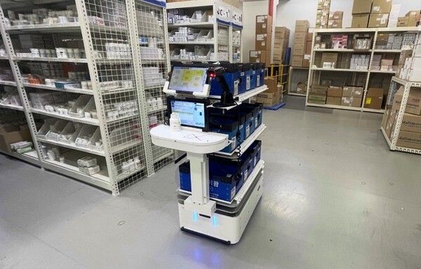 에이엠알랩스의 AMR은 좁은 공간에서 최적의 길을 찾아내 오류 없이 오더피킹을 수행한다. [사진=에이엠알랩스]<br>" height="384" loading="lazy